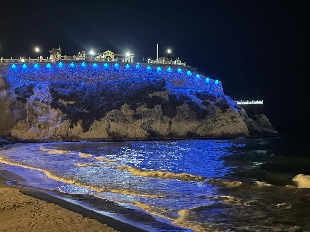 Playa de Benidorm con zona histórica iluminada con color azul.